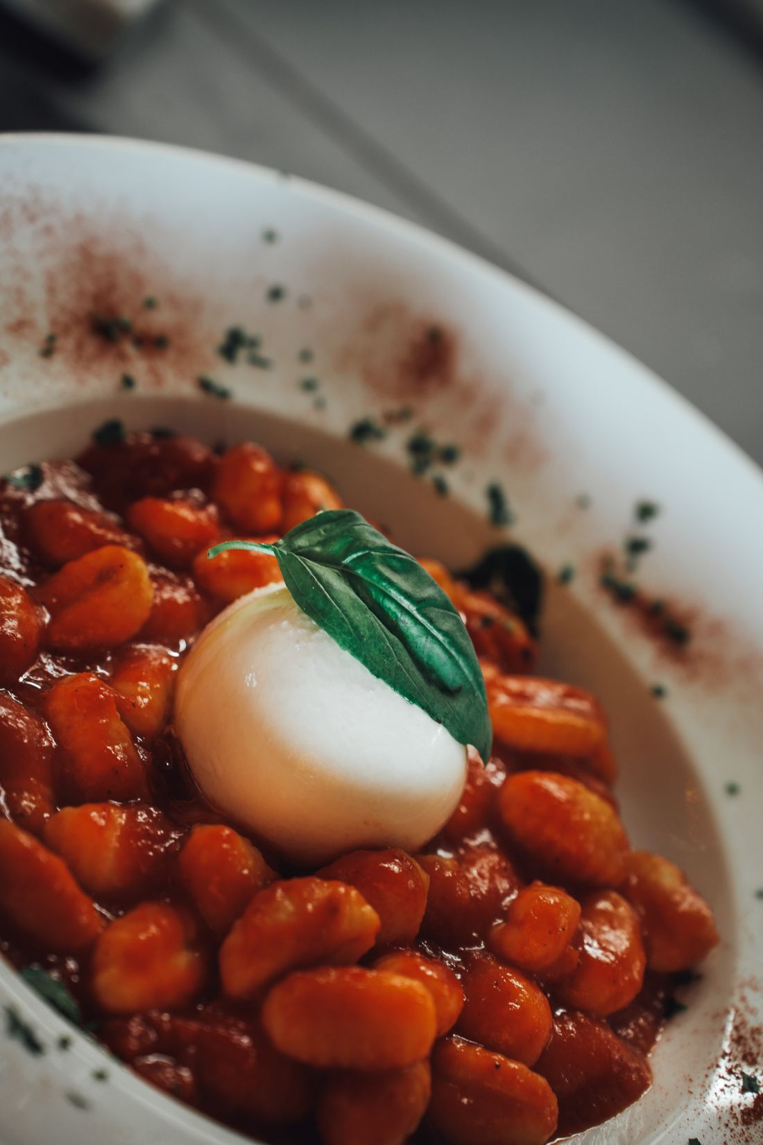 Des gnocchis à la sauce tomate, burrata fraîche et feuille de basilic